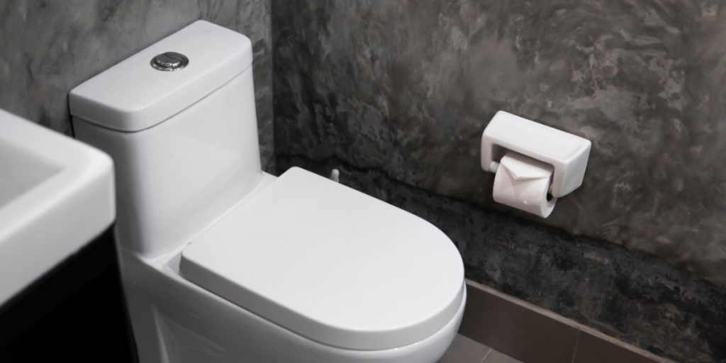 Derfor skal du stille et glas på hotelværelsets toiletsæde, når du går i seng