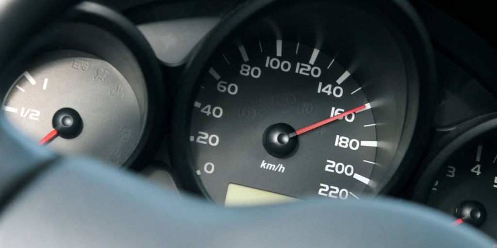 Så meget viser speedometeret forkert i forskellige biler