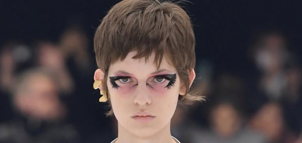 Modehus i modvind over løkke-halskæde