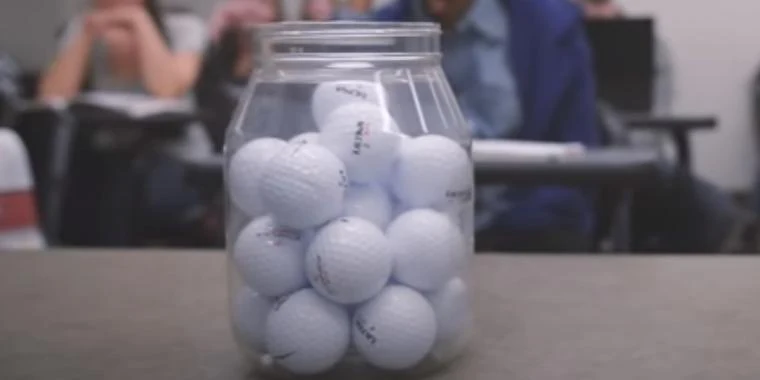 Lærer fylder dette glas med golfbolde: Eleverne vil huske det for altid