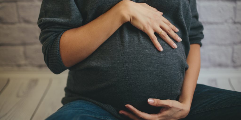 Gravid kvinde nægtet abort: Tvunget til at bære “død” baby