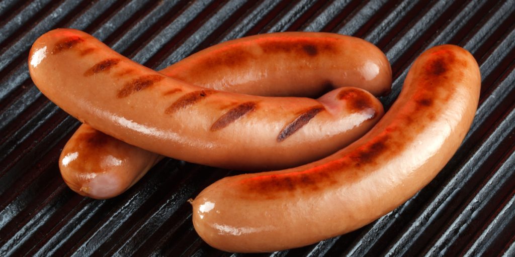 Grill-sæsonen er skudt i gang: Sådan undgår du at grillpølsen sprækker