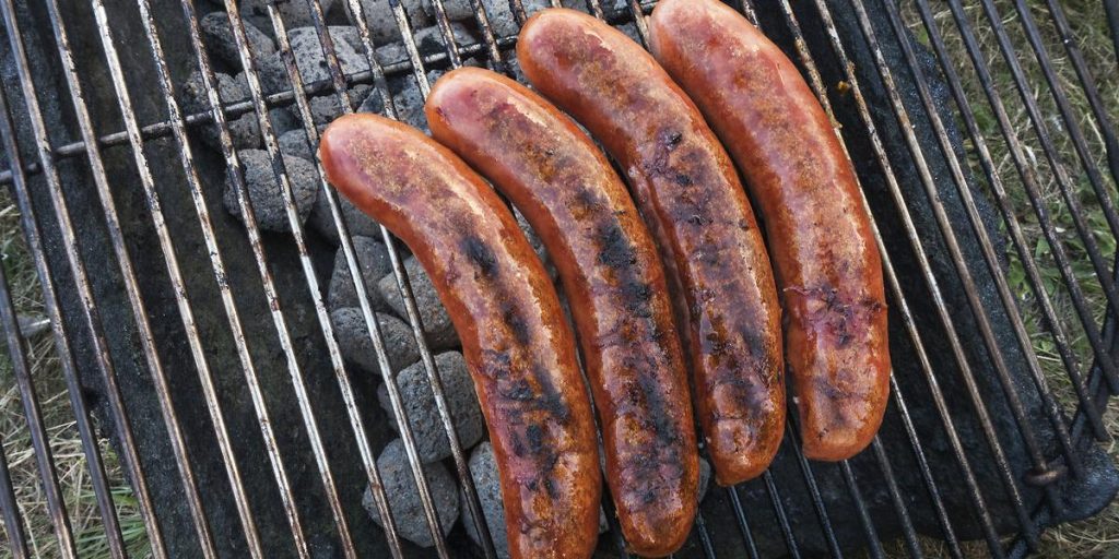Fødevarestyrelsen: Sådan undgår du at blive syg af grillmaden
