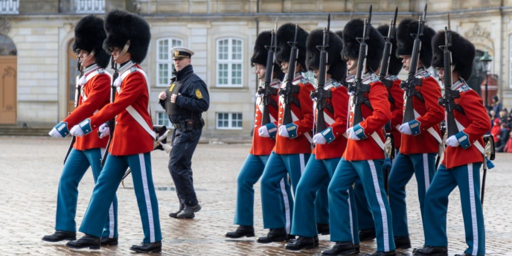 Familiefar blev dræbt i eget hjem: Nu får kæreste og baby hjælp fra Amalienborg