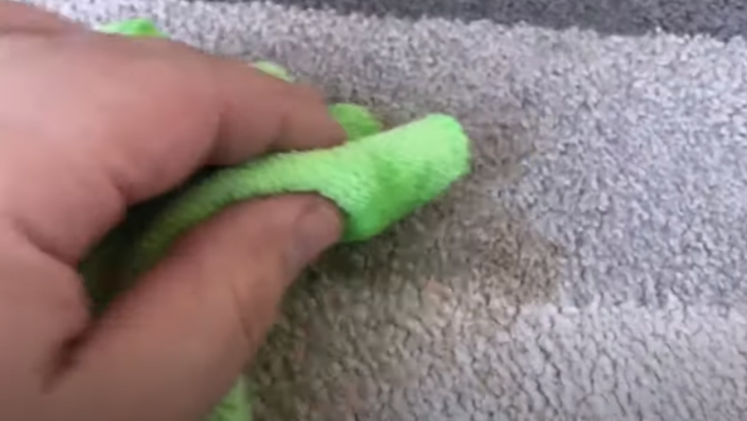 Han laver tricket, som alle gulvtæppe-ejere bør kende: Vent bare til du ser magien ske