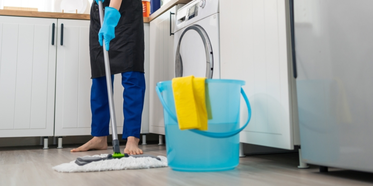 Det er uventet, men det virker: Tilsæt dette til gulvspanden inden du vasker gulvet