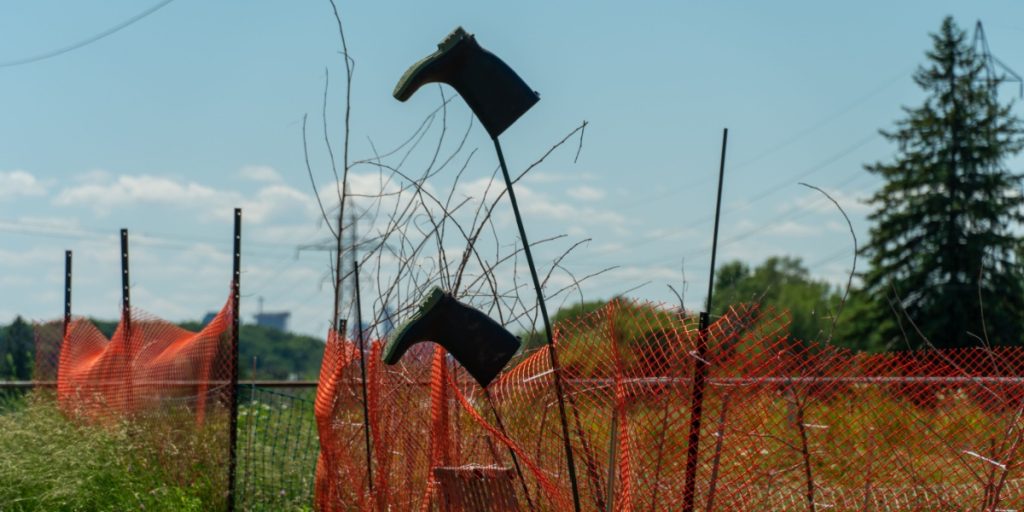 Derfor har mange lige nu omvendte gummistøvler på hegnet