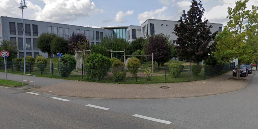 Gymnasiepige dræbt: Formodet drabsmand på fri fod