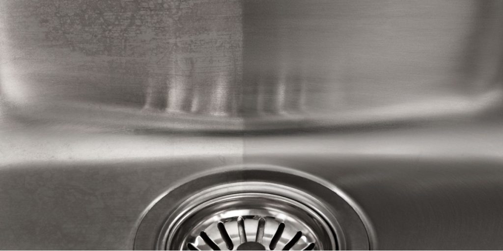 Alle har det derhjemme: Gnid denne køkkenolie på vasken af kromstål  og den forbliver ren i ugevis