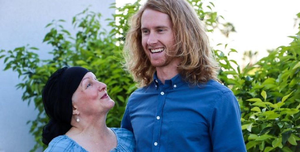 Rørende billeder: Han lod sit hår gro i 2 år for sin kræftramte mor