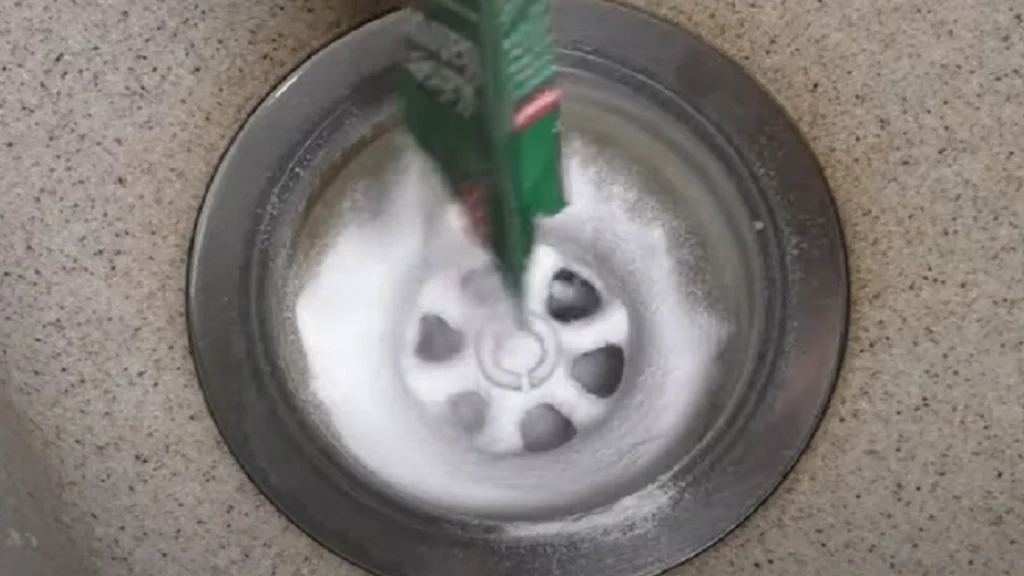 Han hælder 2 ting i vasken: Så forsvinder afløbets lugt på magisk vis