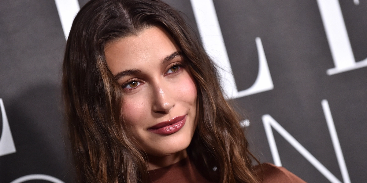 Hailey Bieber smider tøjet: Poserer topløs i ny reklame