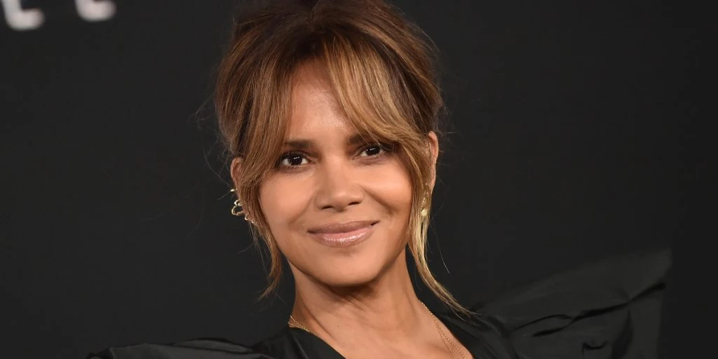 Halle Berry forkæler: Smider alt tøjet og poserer foran spejlet