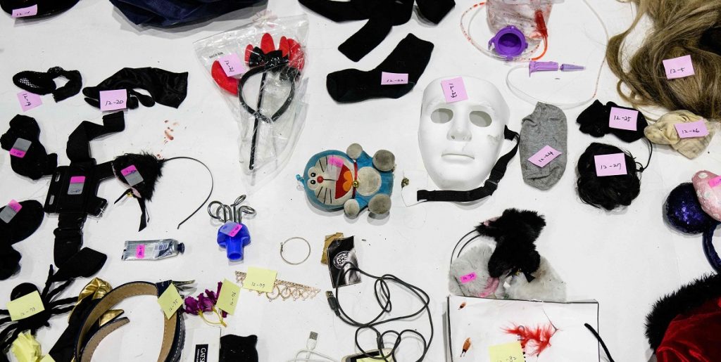 Grufulde billeder fra Halloween-tragedie: Over 800 genstande samlet