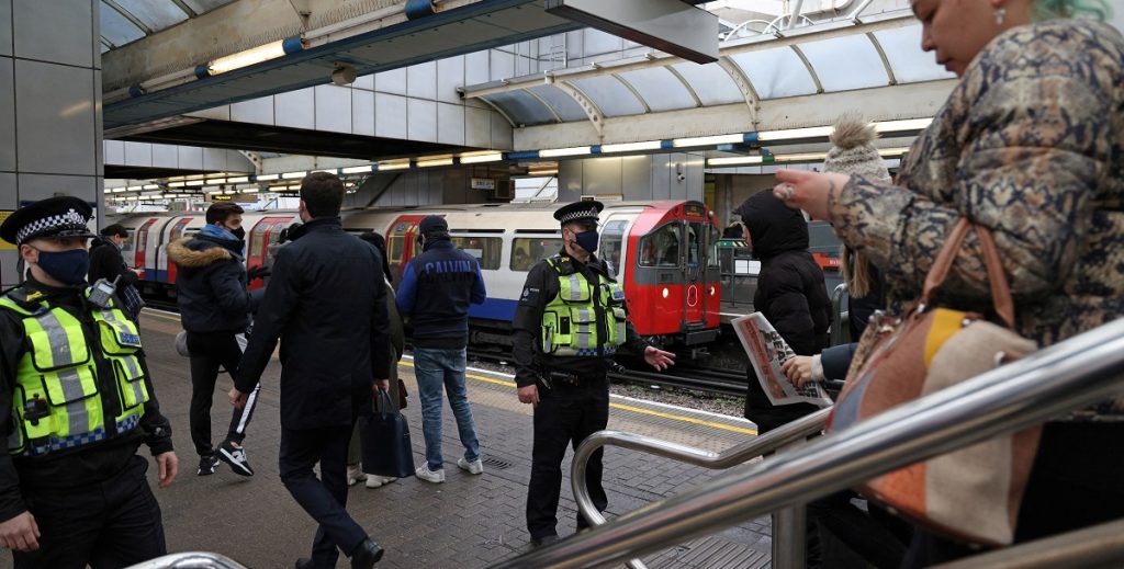 Mand ramt af tog: Forsøgte at skubbe kvinde ned på skinnerne