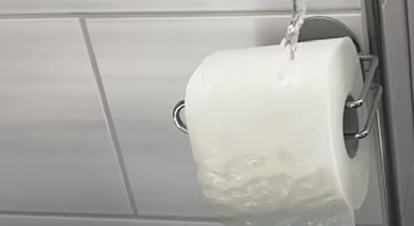 Han hælder denne væske ud over sin toiletrulle: Se så magien ske