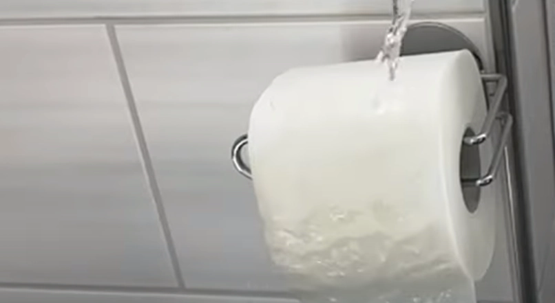 Han hælder denne væske ud over sin toiletrulle: Se så magien ske