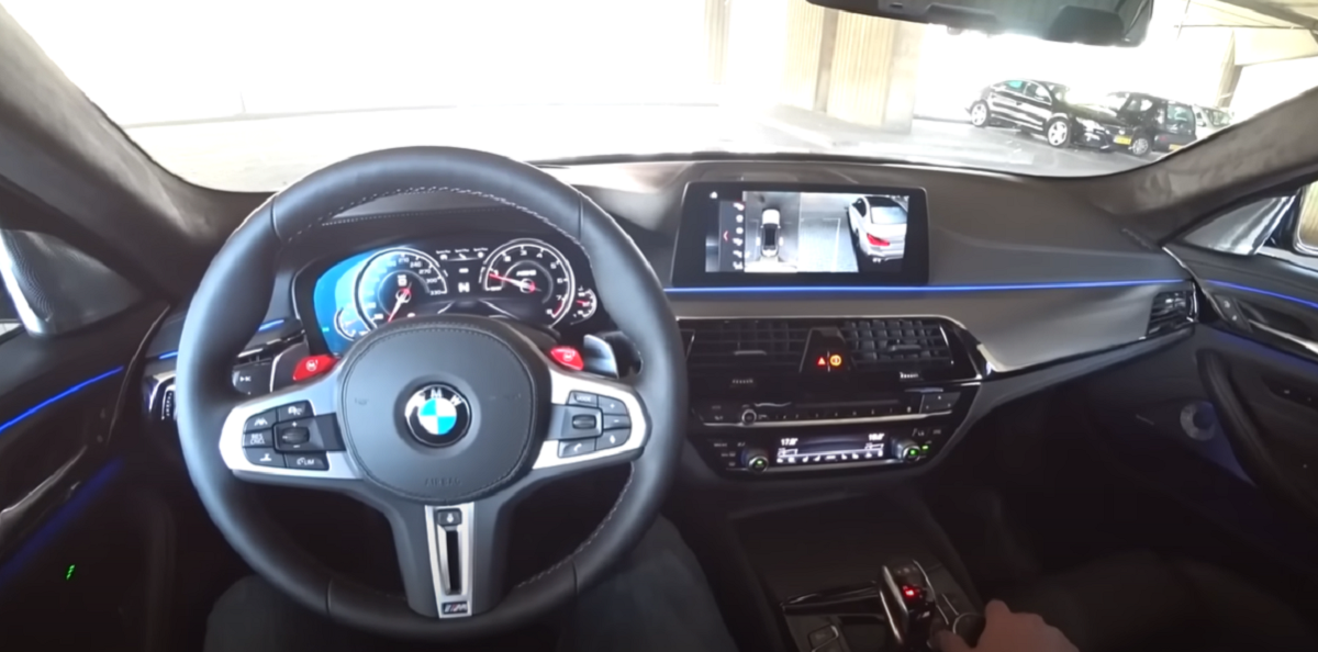 Findes i næsten alle biler: Meget få kender til den lille genstand, der potentielt kan redde liv