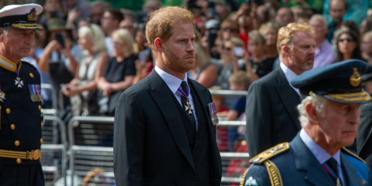 Kong Charles med kold besked til prins Harry: Bliv væk