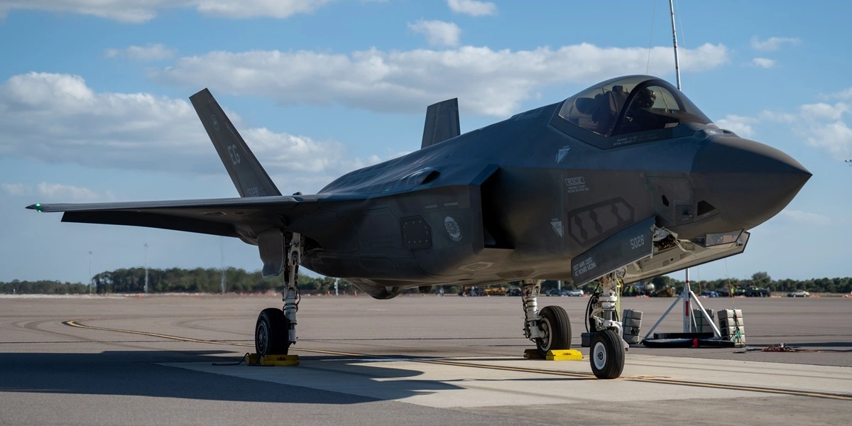 ‘F-35 møder rival for første gang’