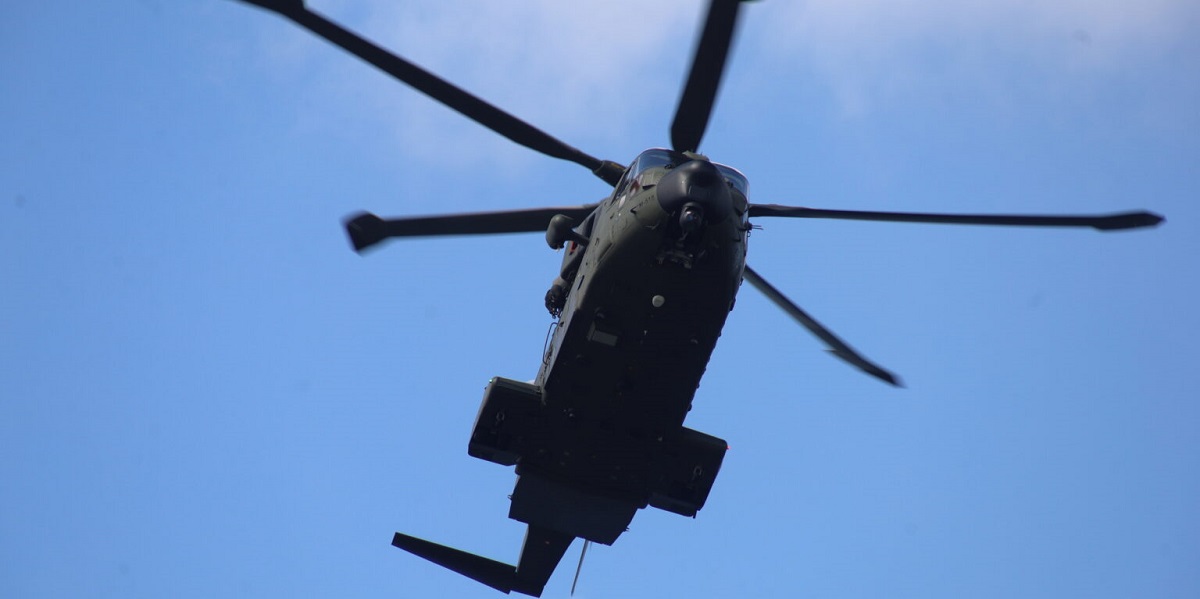 Stor udrykning: Politi, brandvæsen og helikoptere til stede