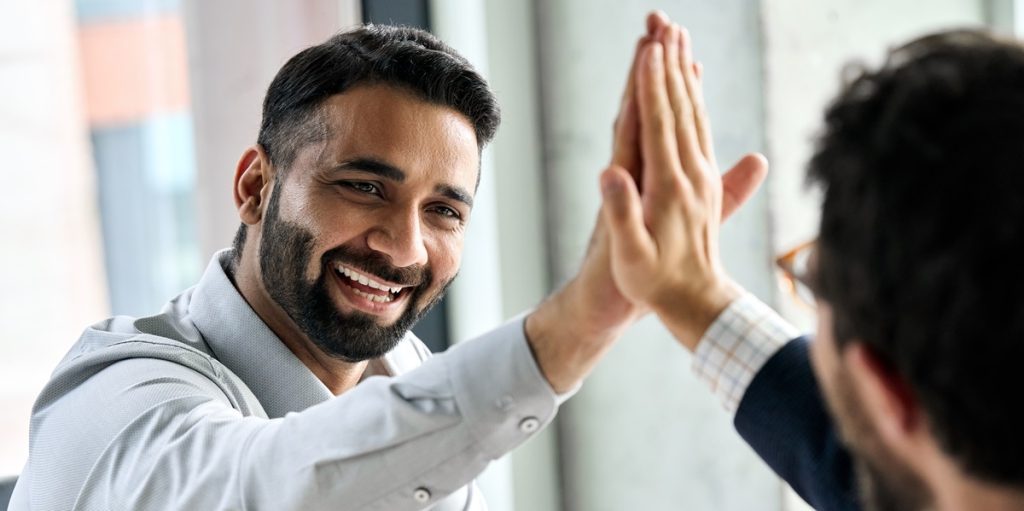 Mand oplever på daglig basis, at fremmede mænd giver ham high fives på gaden: Folk er flade af grin over årsagen