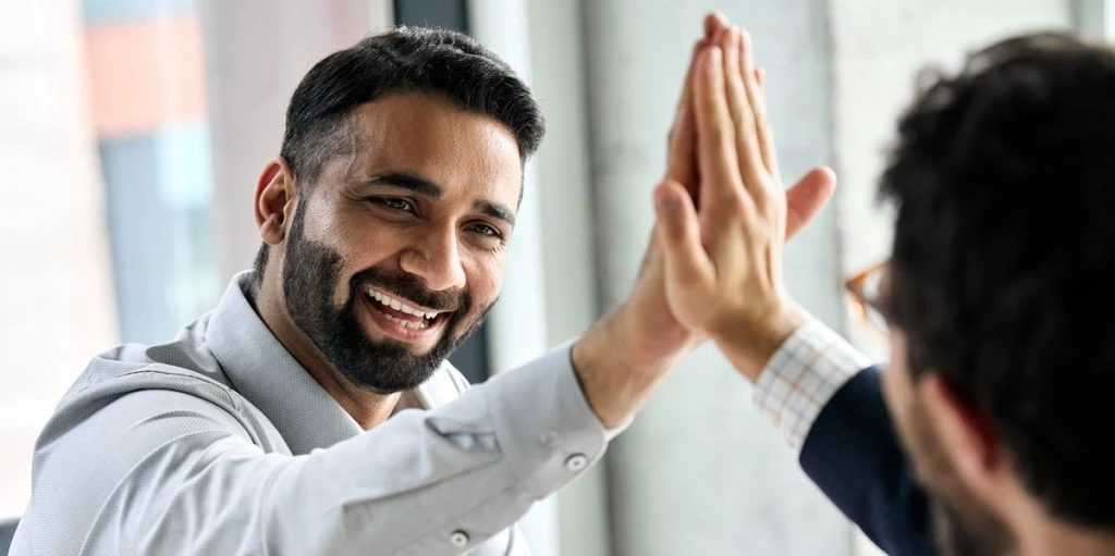 Mand oplever på daglig basis, at fremmede mænd giver ham high fives på gaden: Folk er flade af grin over årsagen