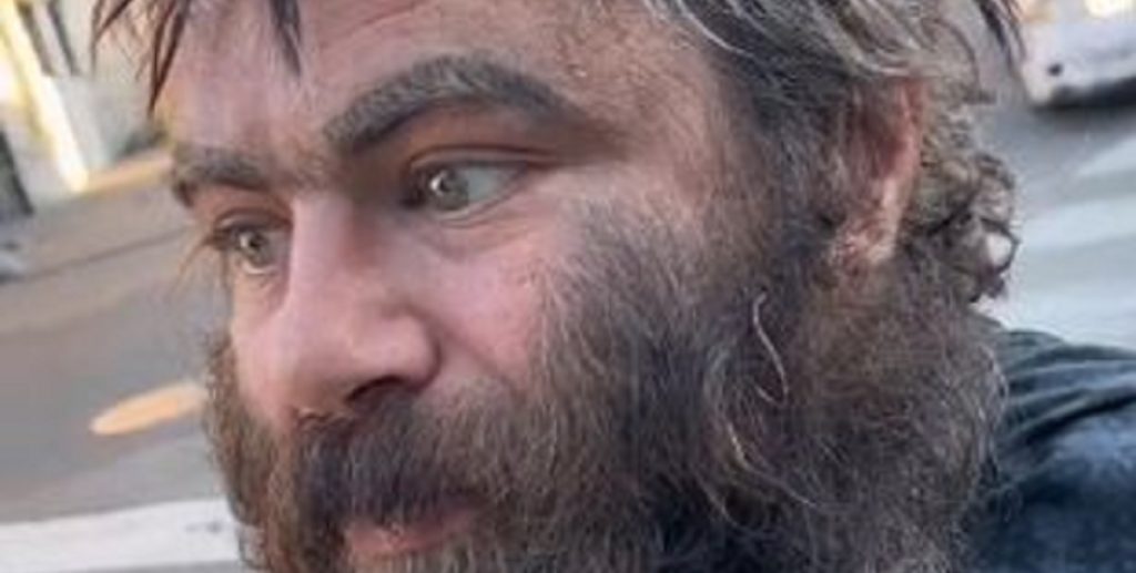 Hjemløs mand fik en gratis klipning: Se hans vilde forvandling