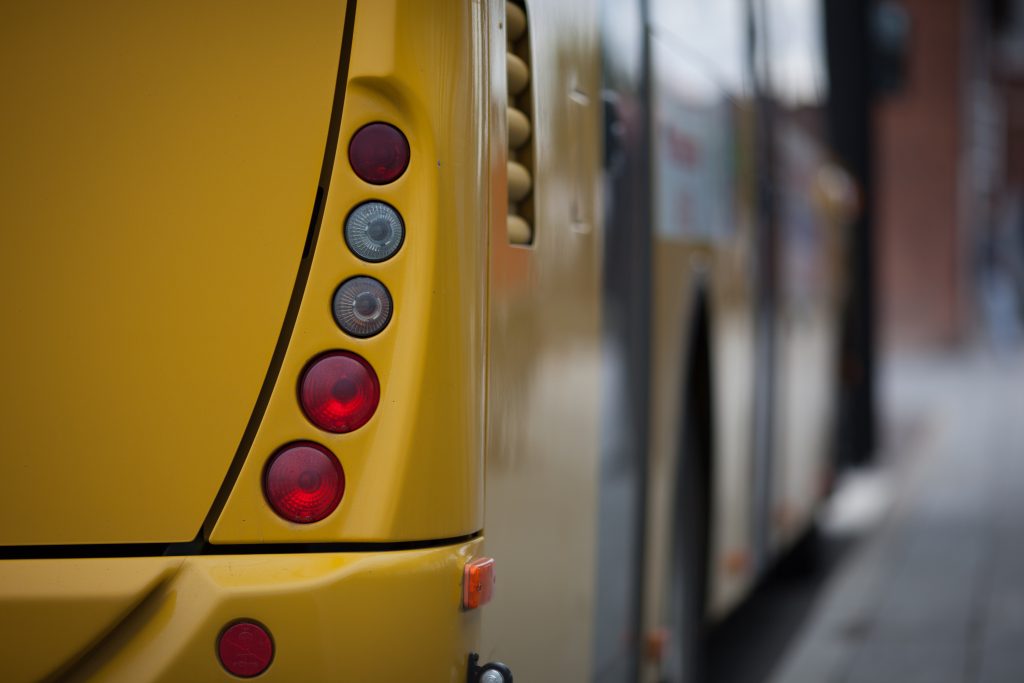 Skolebus endte i grøften
