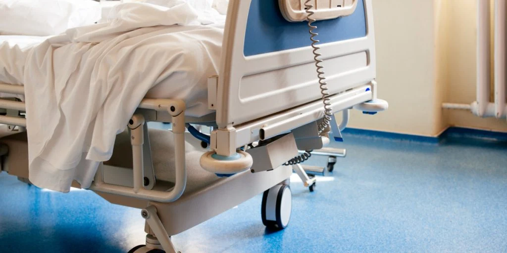 Dansk kendis deler trist nyhed: Lænket til hospitalsseng