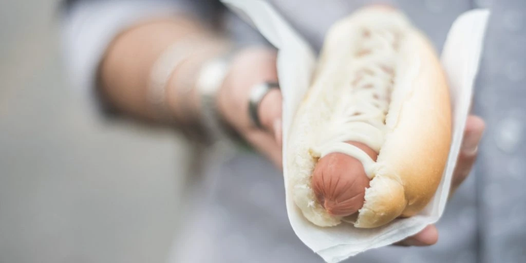 Familie fik et hurtigt måltid hotdogs: Regningen chokerede dem