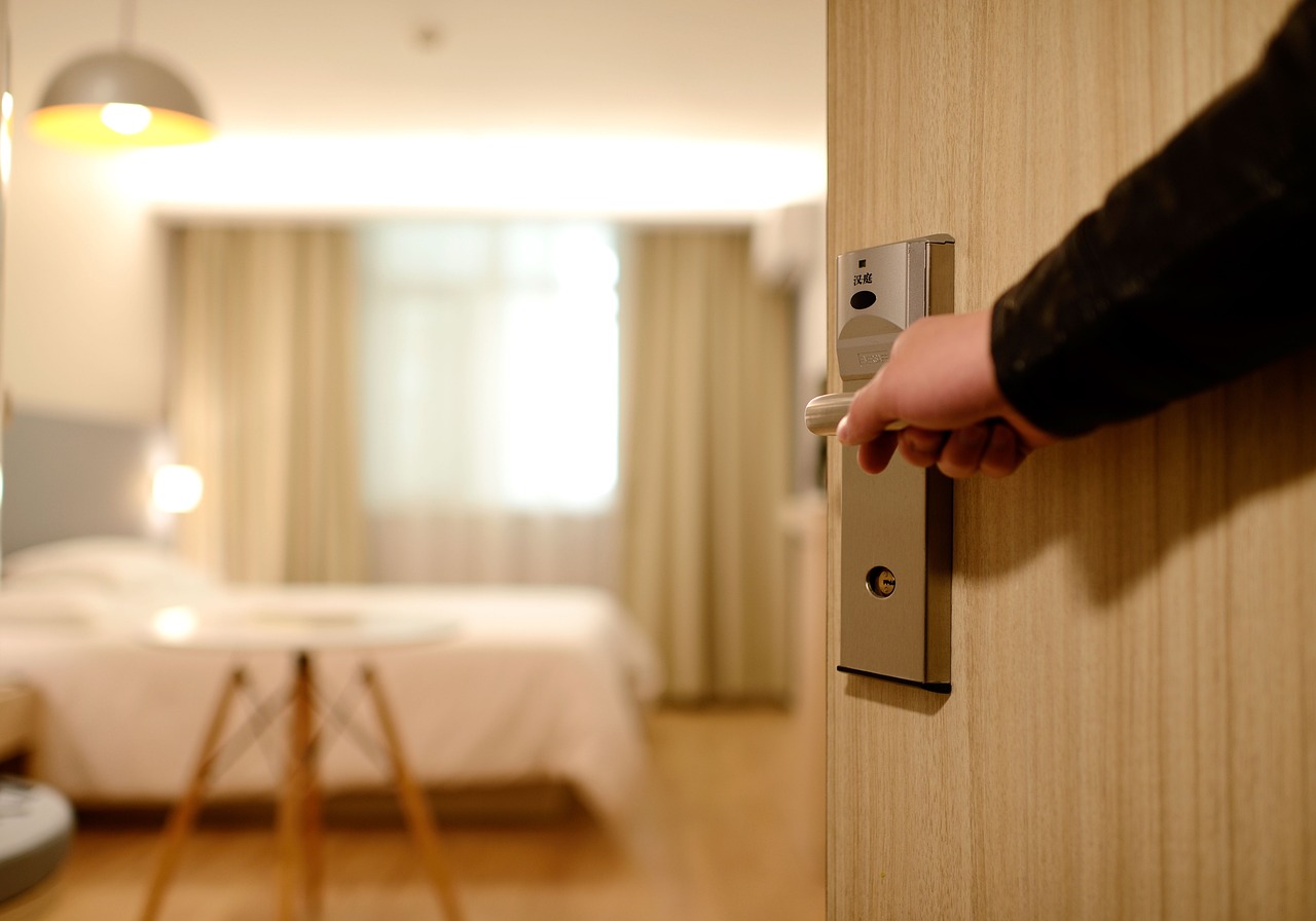 De færreste ved dette: Sengetæppet på hotelværelser har særlig funktion