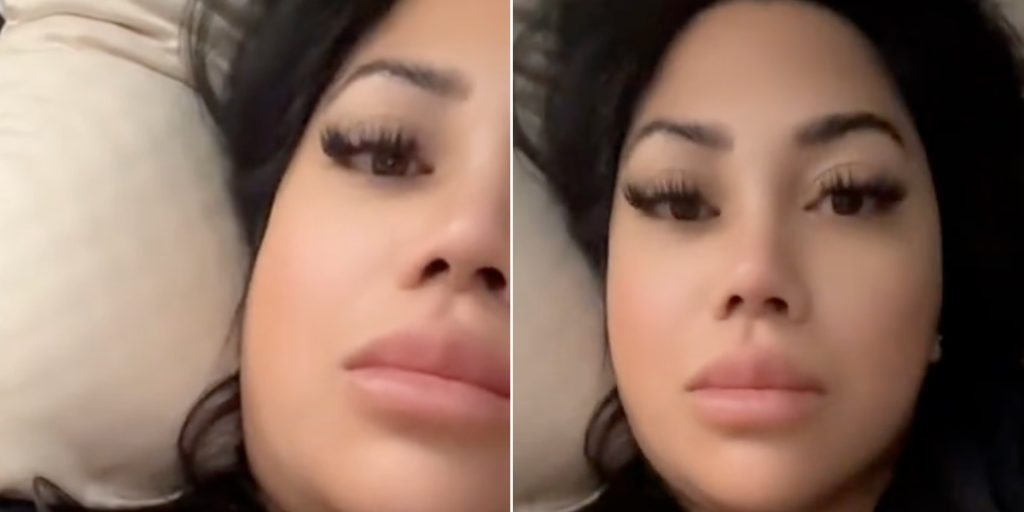 Kvinde tror, hun er alene i sengen med sin mand – men så vender hun sig om