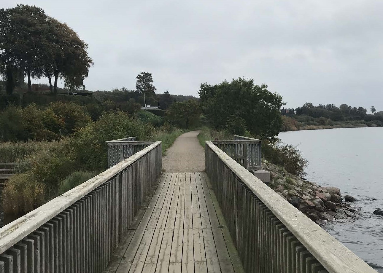 Den gamle jernbanebro på Husoddestien spærres af