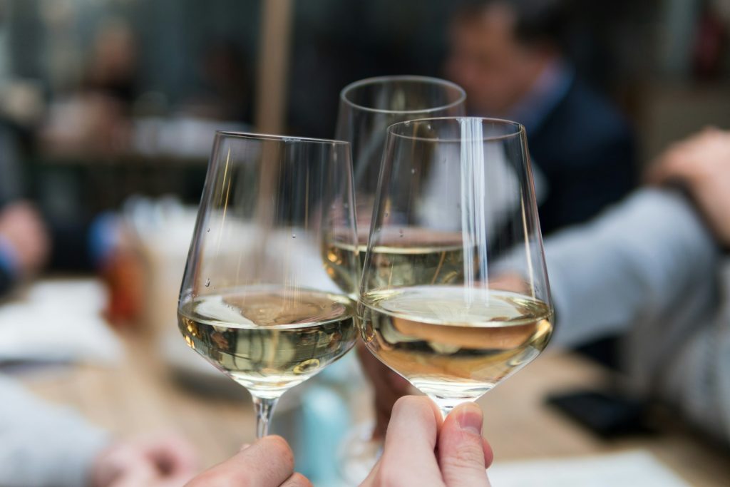 5 gode tips: Sådan køler du hvidvin ned på få minutter