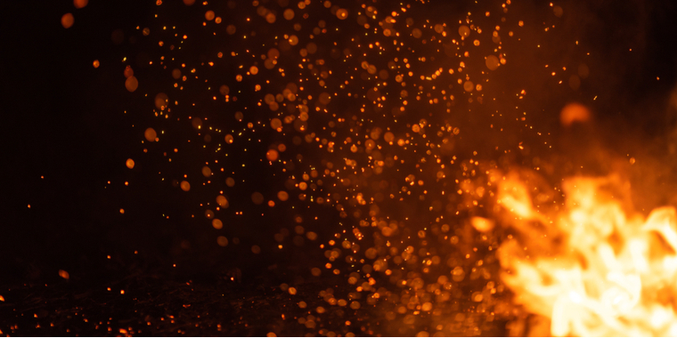 Satte ild til mor til fire: Grinte mens hun brændte