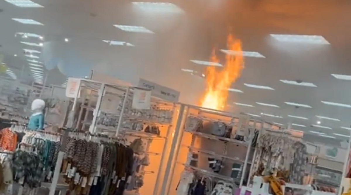 Kunder evakueret: Her stod butik i flammer