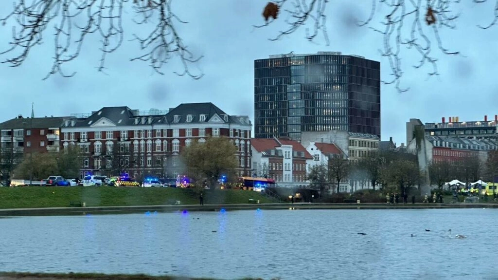 Lånebil blev kørt i sø: Føreren flygtede drivvåd fra ulykkesstedet
