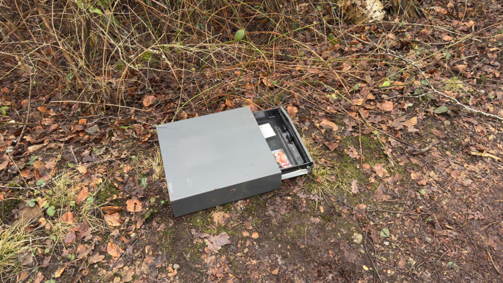 Mand fandt stjålet kasseapparat i skoven: Indholdet var ikke, hvad han regnede med