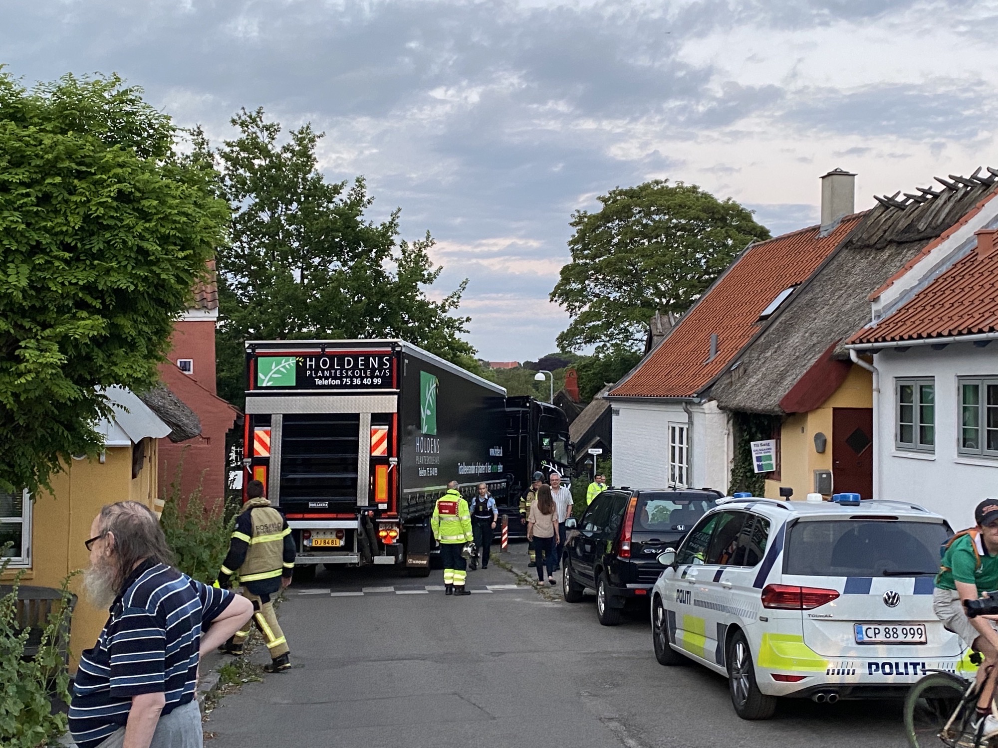 Lastbil brager ind i hus