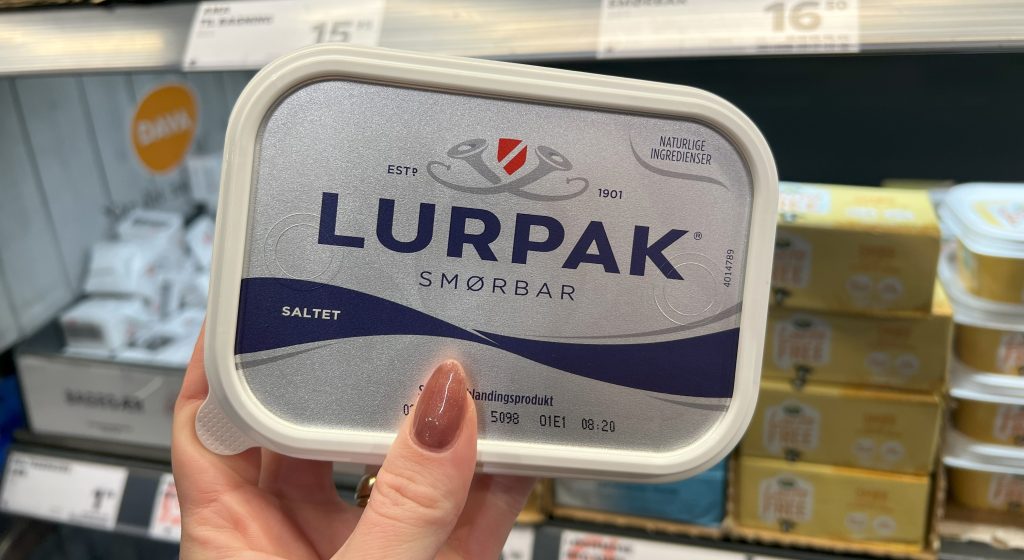 Priskrig i Netto, Rema 1000 og Lidl: Så billigt får du Lurpak, æg og snaps