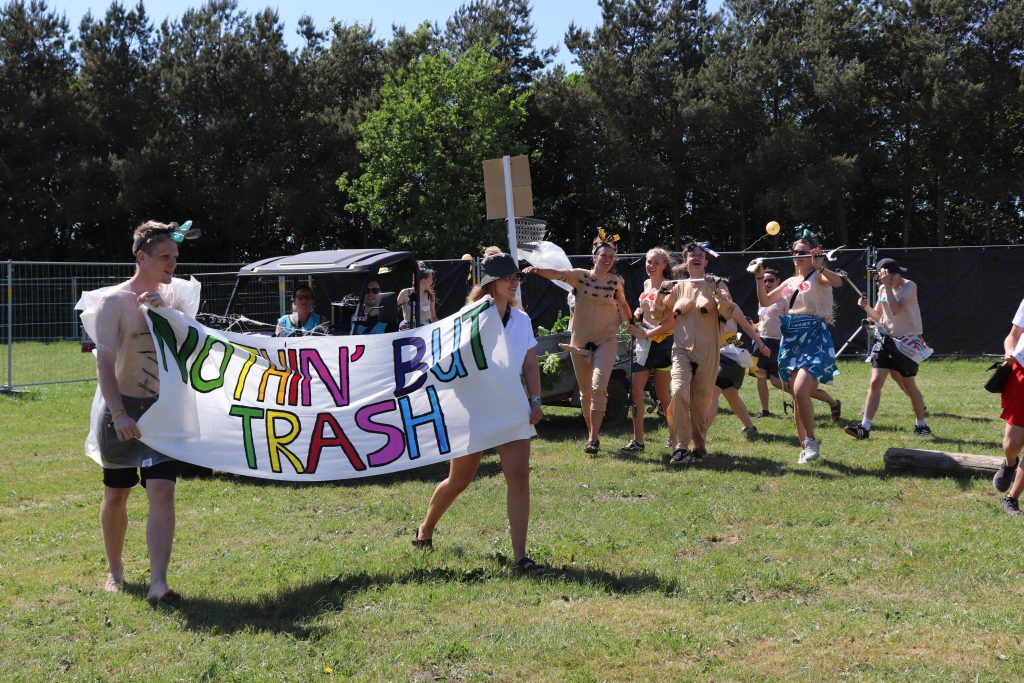 “Nothin’ but trash!” Højskoleelever danser og samler skrald