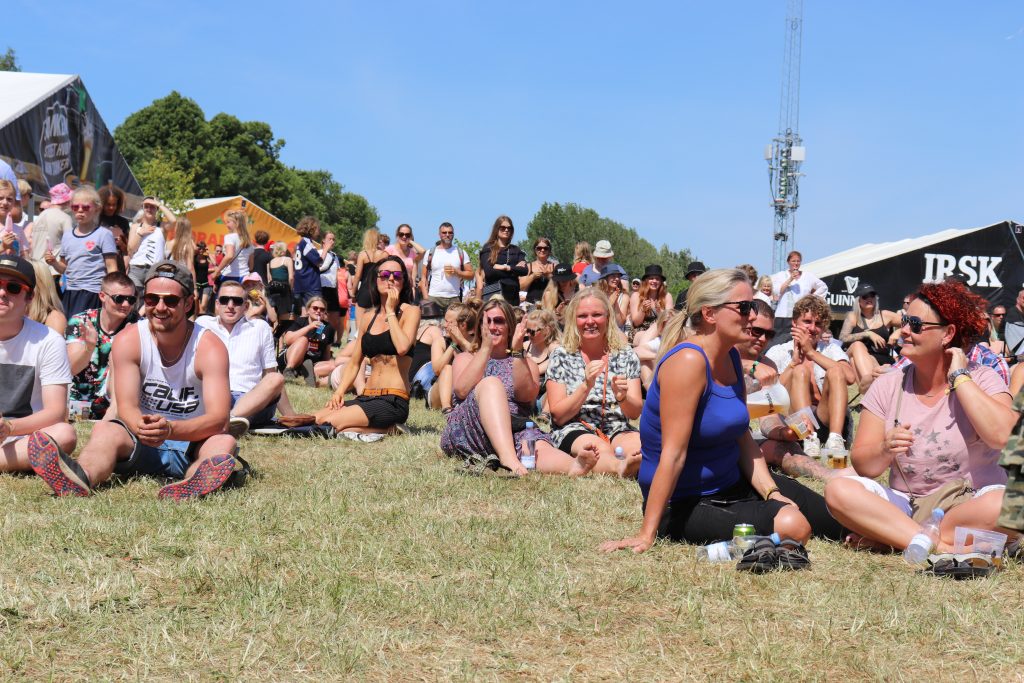 Højt humør og høj solskin: Se billederne fra Jelling Festival