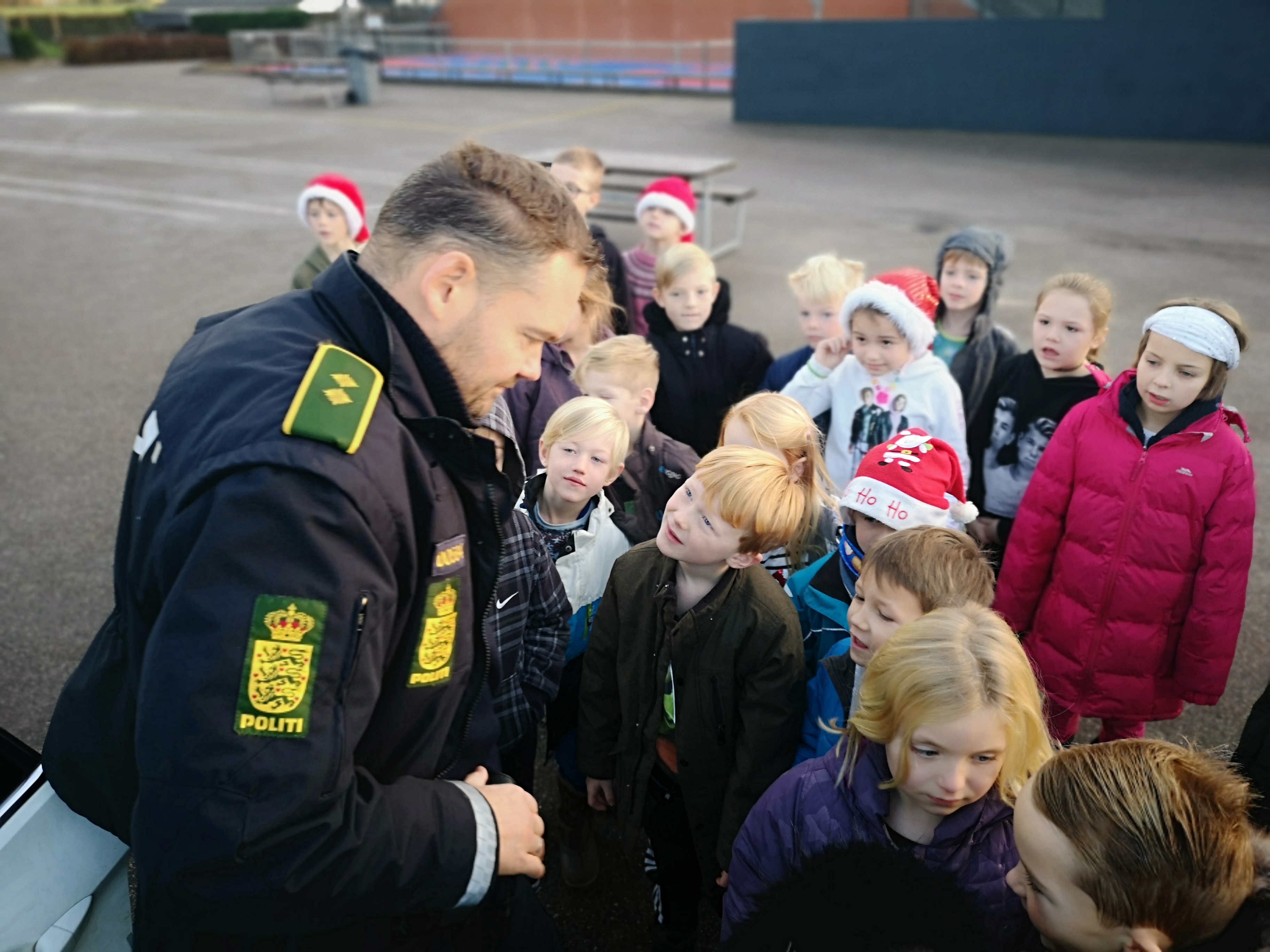 0. klasse fra Gårslev Skole vandt en politimand