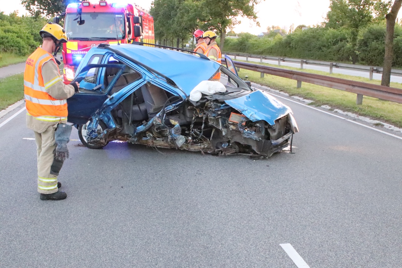 Mystisk ulykke: Totalskadet bil spærrer vej