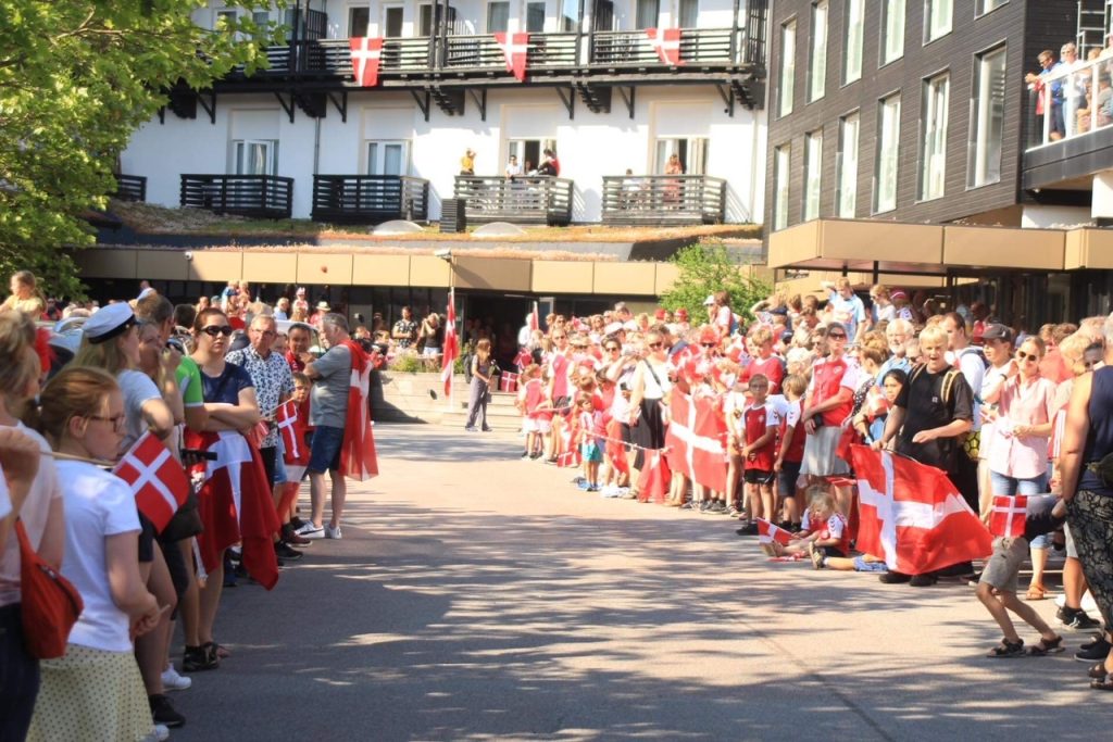 Vilde scener: Alle vil hilse på landsholdet