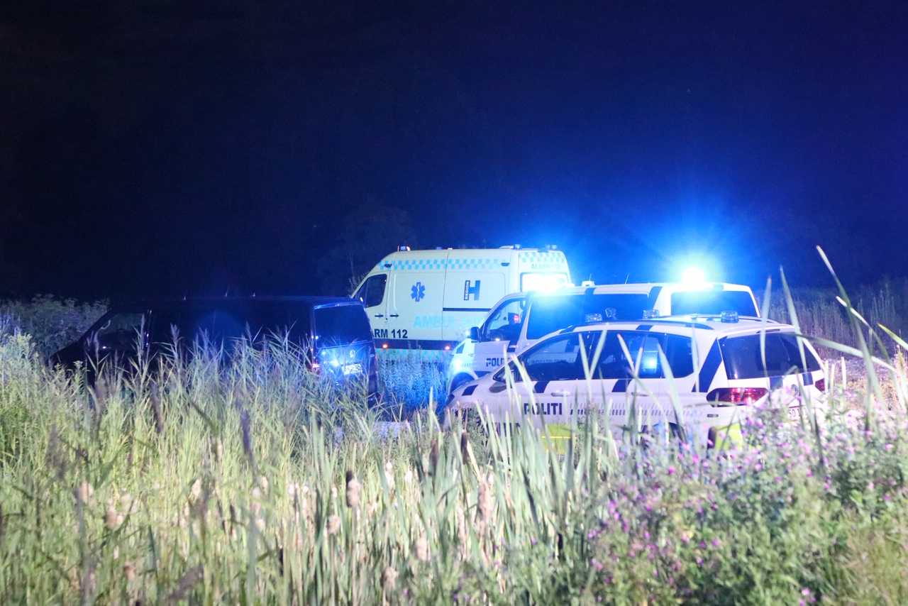 Politibetjente hopper i sø for at redde kvinde