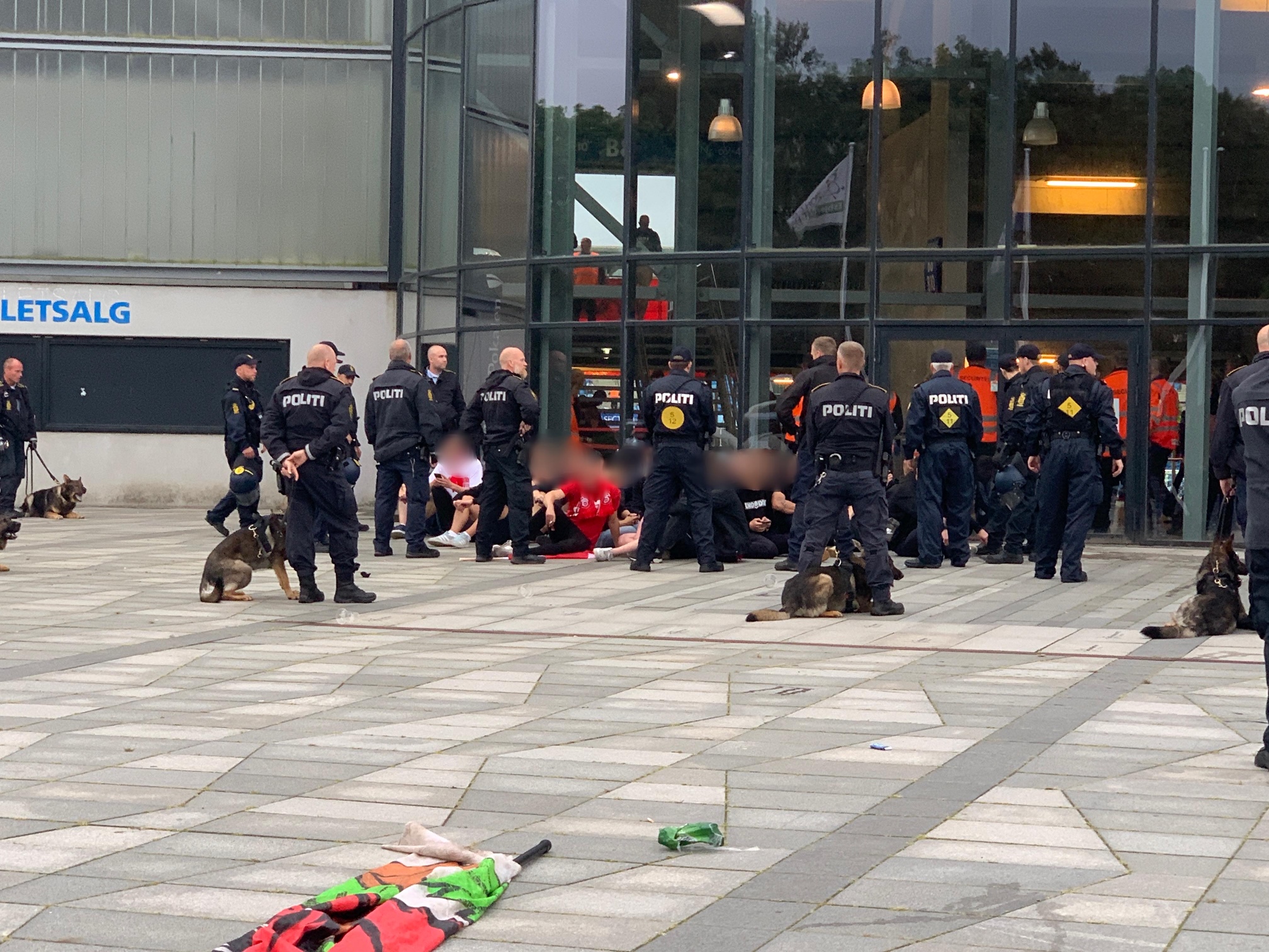 Heftig aften – 44 anholdt i samme by