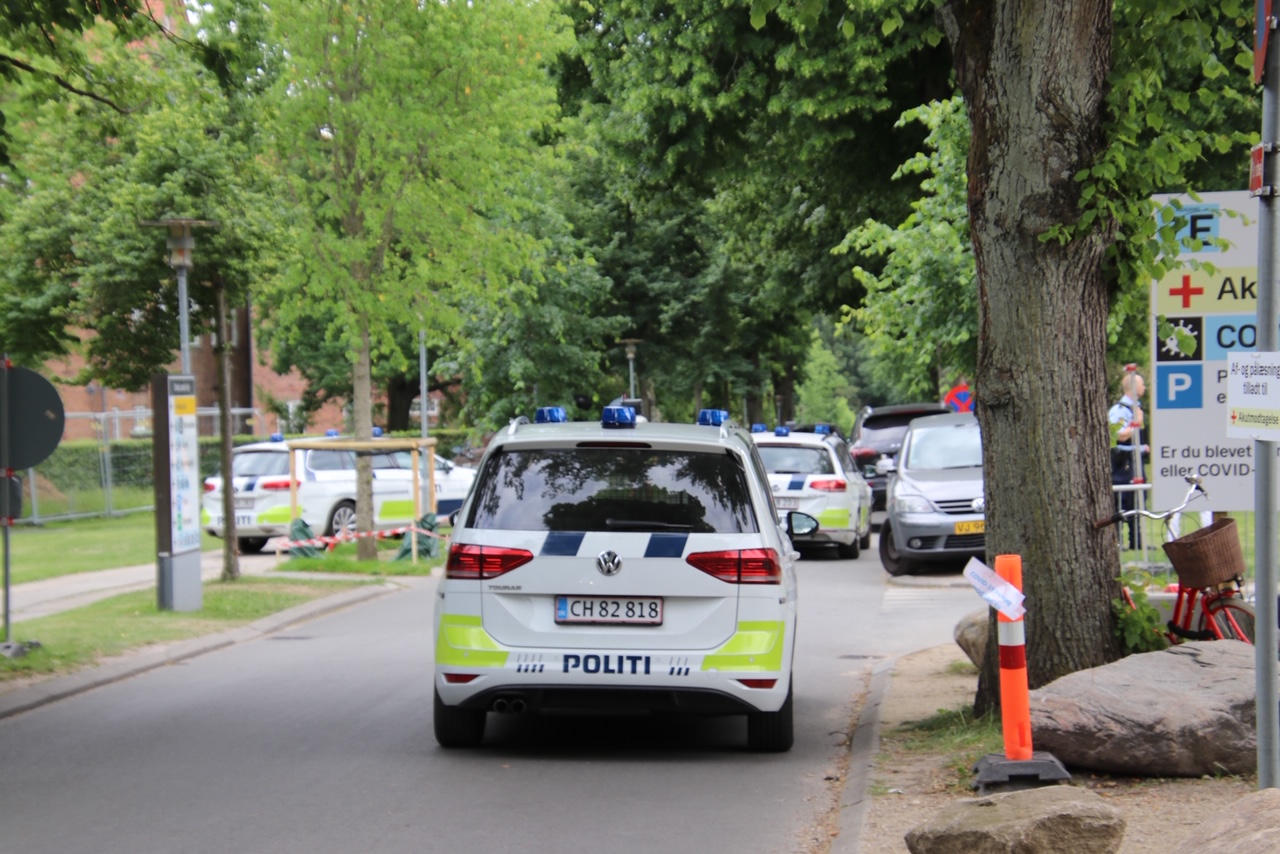 Politiet måtte rykke talstærkt ud: Slagsmål ved hospital