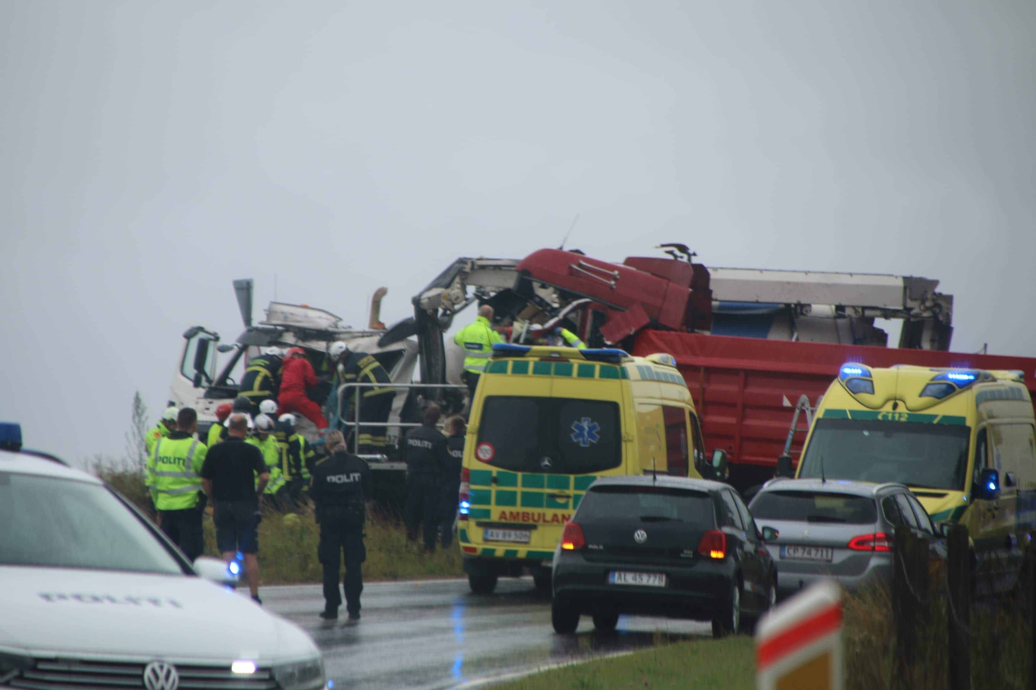 To lastbiler i frontalt sammenstød: To personer alvorligt kvæstet